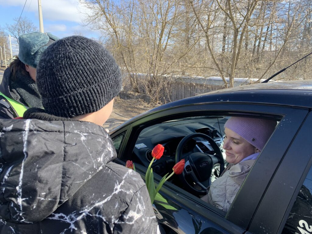 Людиновские госавтоинспекторы присоединились к акции «Цветы для автоледи»